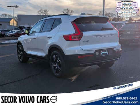 Used 2024 Volvo XC40 B5 Core image 5