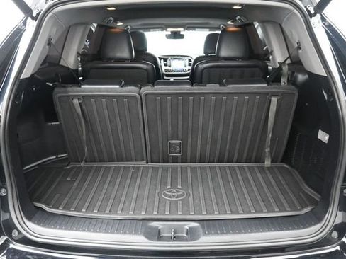 Used 2019 Toyota Highlander SE w/ Nightshade Edition FWD image 37