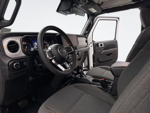 Used 2025 Jeep Wrangler Unlimited Sahara image 10