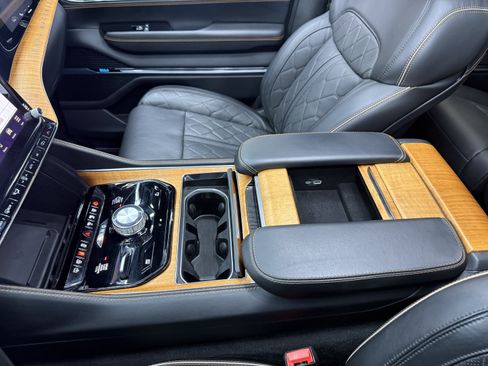 Used 2022 Jeep Grand Wagoneer Series III image 23