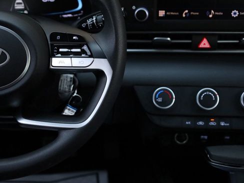 Used 2025 Hyundai Elantra SE w/ Cargo Package image 28