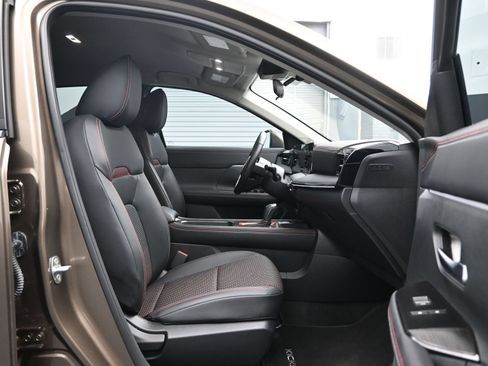 Used 2025 Nissan Kicks SR FWD image 13