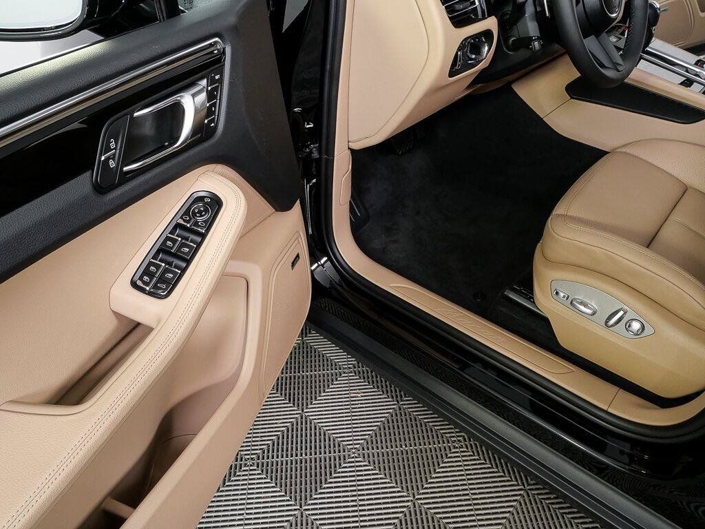 Certified 2026 Porsche Macan AWD/4WD image 8