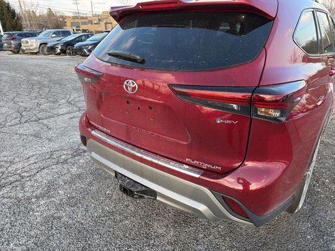 New 2026 Toyota Highlander Platinum image 3