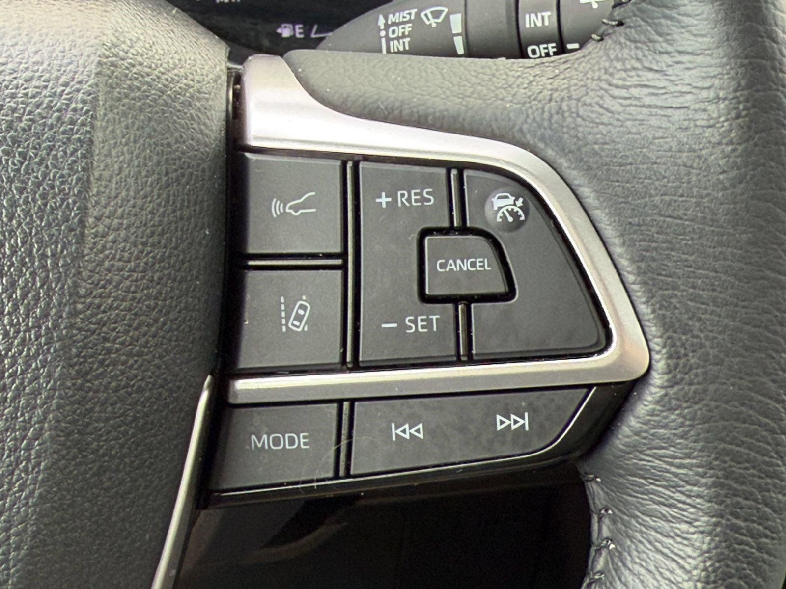 Used 2025 Toyota Sienna XLE FWD image 18