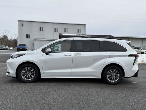 Used 2023 Toyota Sienna XLE image 8