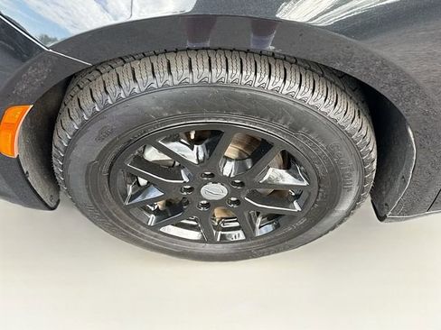 Used 2023 Chrysler Pacifica Touring-L FWD image 31