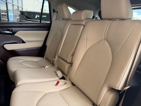 Used 2022 Toyota Highlander XLE FWD image 22
