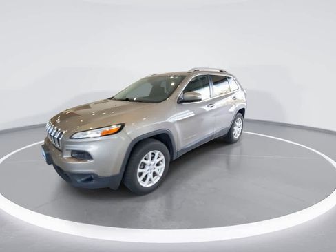 Used 2016 Jeep Cherokee Latitude AWD/4WD image 4