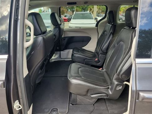 Used 2020 Chrysler Pacifica Limited image 11