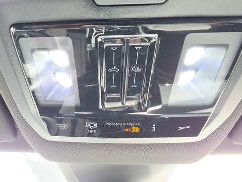 Used 2025 Volkswagen Atlas Cross Sport SE w/ Panoramic Sunroof Package image 23