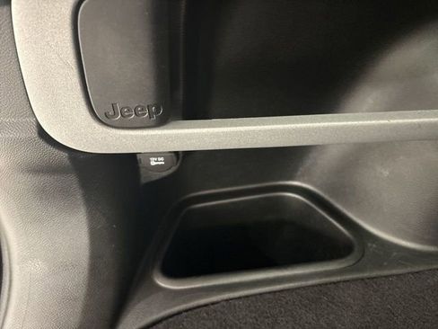 Used 2017 Jeep Cherokee Latitude w/ Cold Weather Group image 24