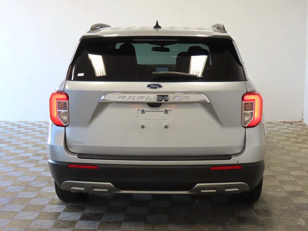 Used 2023 Ford Explorer XLT w/ Equipment Group 202A RWD image 4