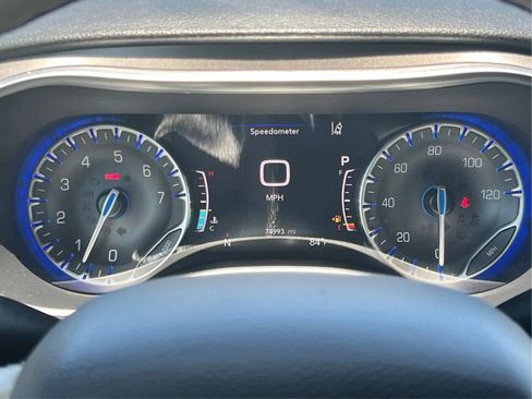 Used 2018 Chrysler Pacifica Limited w/ Advanced Safetytec Group FWD image 22
