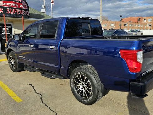 Used 2021 Nissan Titan SV w/ SV Convenience Package image 2