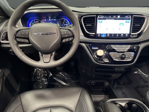 Used 2024 Chrysler Pacifica Limited FWD image 5