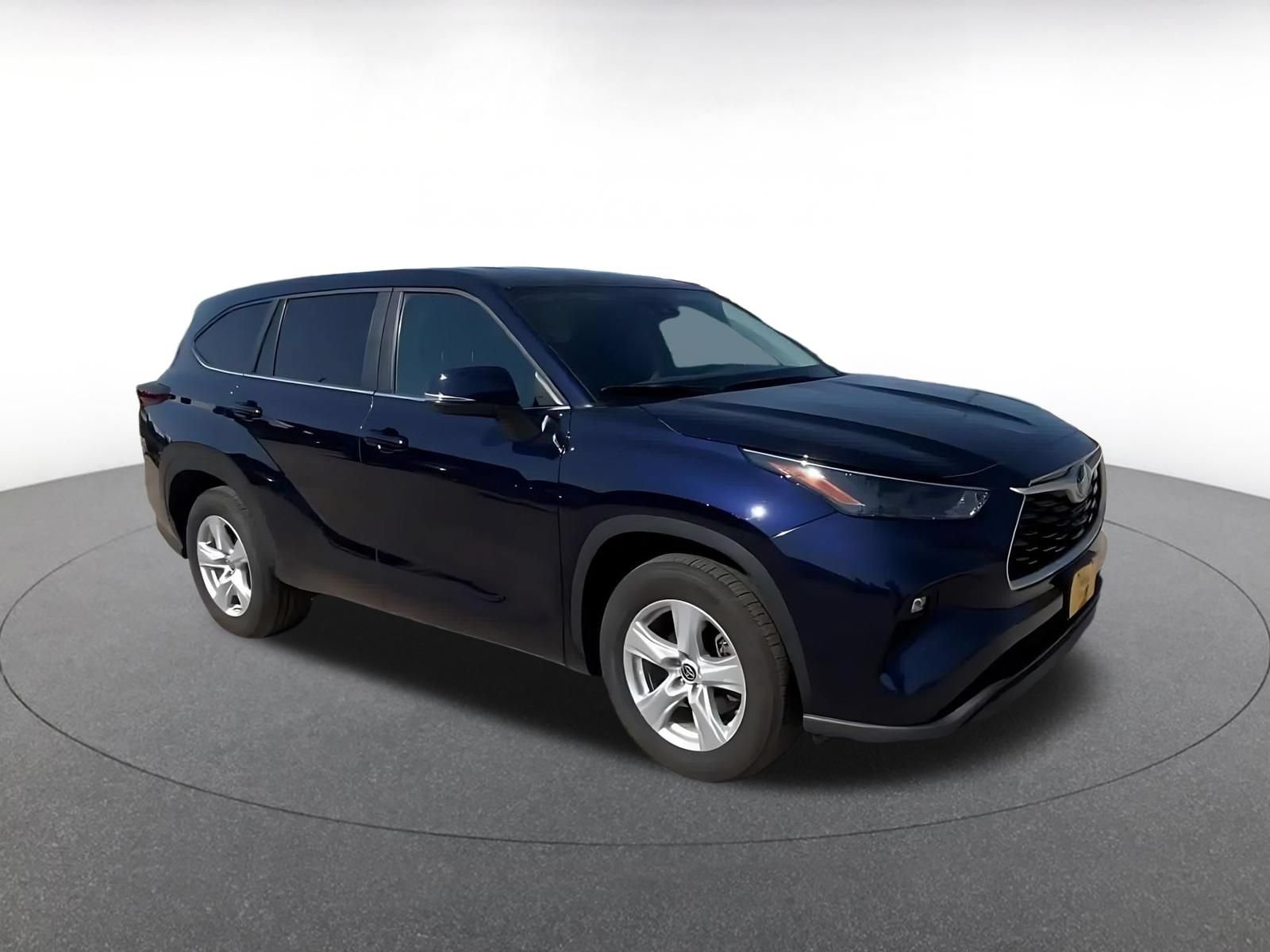 Used 2025 Toyota Highlander LE FWD image 2