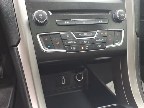 Used 2017 Ford Fusion SE w/ Fusion SE Technology Package AWD/4WD image 23