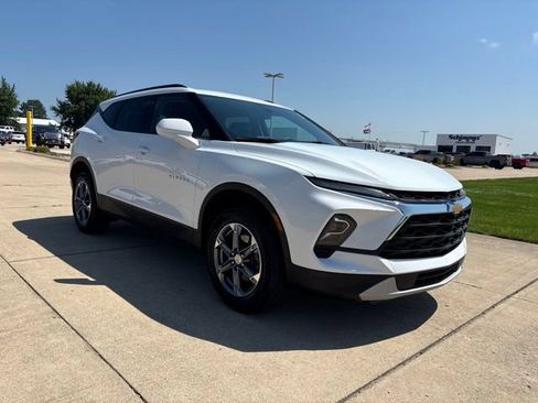 Used 2024 Chevrolet Blazer LT w/ Convenience Package FWD image 3