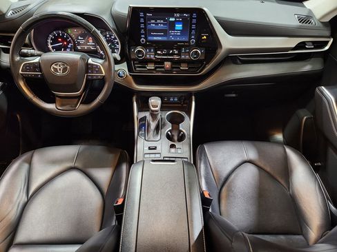 Used 2022 Toyota Highlander XLE image 46