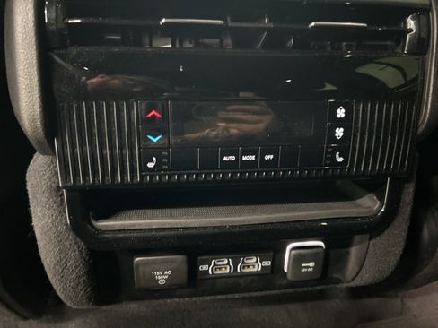 Used 2023 Jeep Wagoneer Series II w/ Convenience Group I image 9