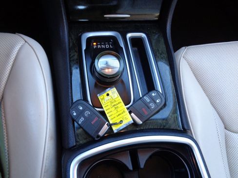 Used 2017 Chrysler 300 C image 24