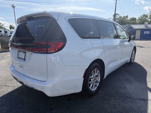 Used 2024 Chrysler Pacifica Touring-L FWD image 5
