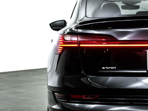 Used 2022 Audi e-tron Premium image 15