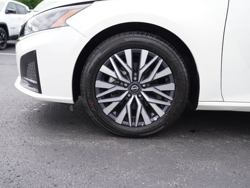 Used 2025 Nissan Altima 2.5 SV FWD image 14