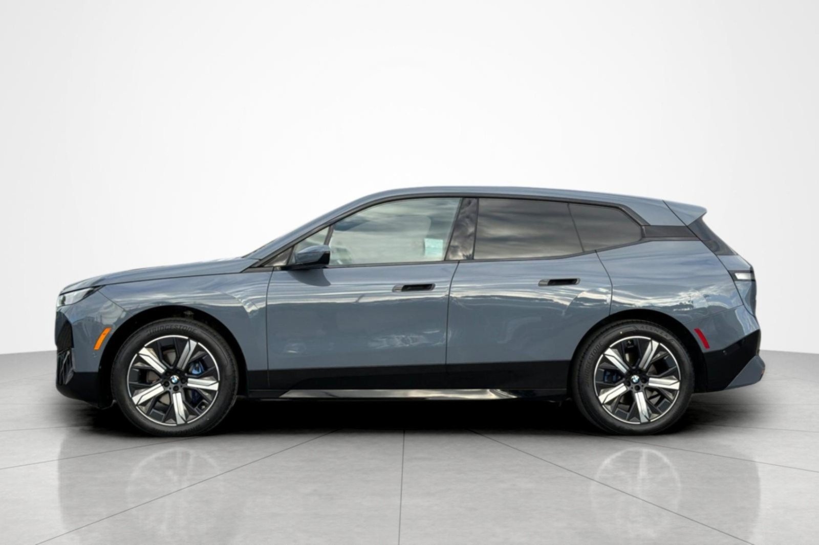 Used 2023 BMW iX xDrive50 w/ Sport Package AWD/4WD image 2