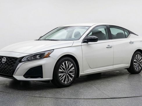 Used 2025 Nissan Altima 2.5 SV image 3