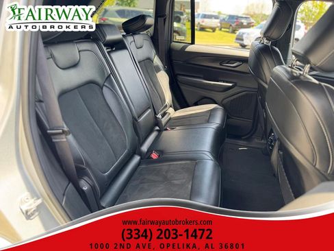 Used 2025 Jeep Grand Cherokee Altitude AWD/4WD image 13