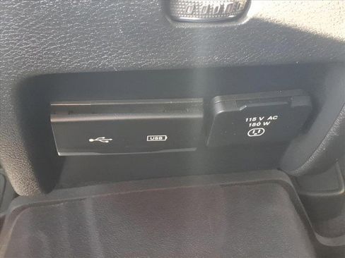 Used 2019 Jeep Cherokee Limited image 12