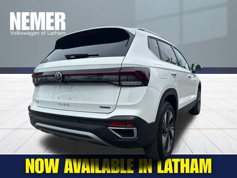 Used 2025 Volkswagen Taos SE w/ Panoramic Sunroof Package AWD/4WD image 4