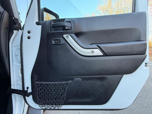 Used 2017 Jeep Wrangler Unlimited Sahara w/ Connectivity Group image 27