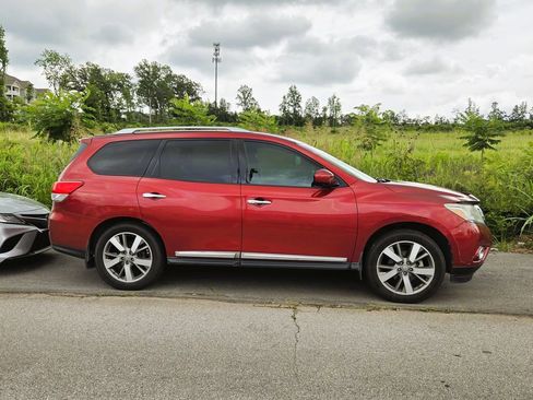 Used 2013 Nissan Pathfinder Platinum FWD image 2