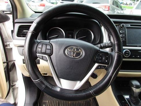 Used 2019 Toyota Highlander XLE AWD/4WD image 23