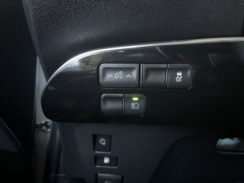 Used 2018 Toyota Prius Prime Premium image 13