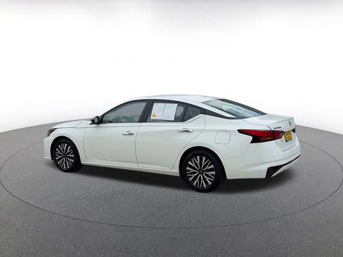 Used 2025 Nissan Altima 2.5 SV FWD image 10