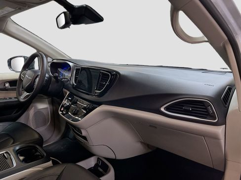 Used 2024 Chrysler Pacifica Touring-L FWD image 29