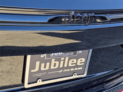 New 2025 Jeep Grand Cherokee Altitude image 28