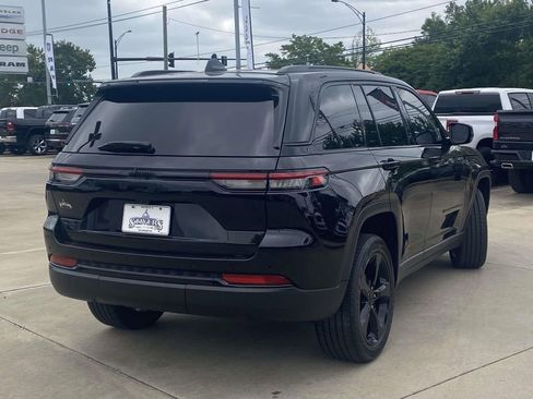 Used 2023 Jeep Grand Cherokee Altitude AWD/4WD image 9