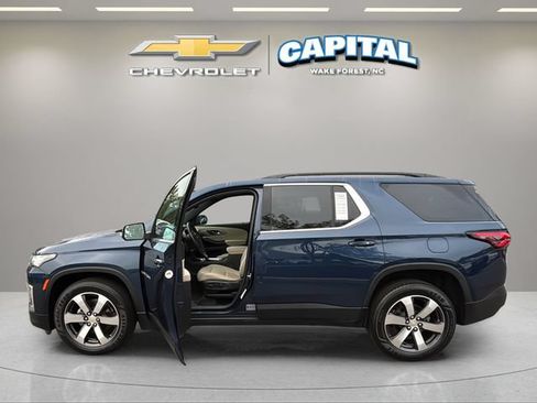 Used 2022 Chevrolet Traverse LT w/ LT Premium Package FWD image 3