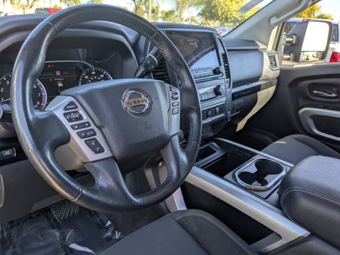 Used 2022 Nissan Titan SV w/ SV Convenience Package image 17