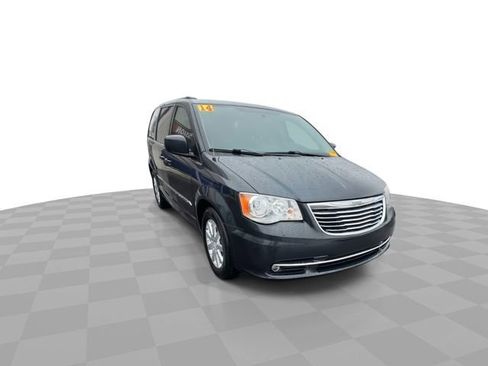Used 2014 Chrysler Town & Country Touring image 3