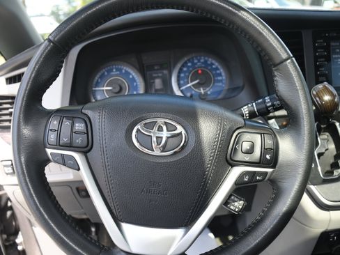 Used 2020 Toyota Sienna XLE image 13