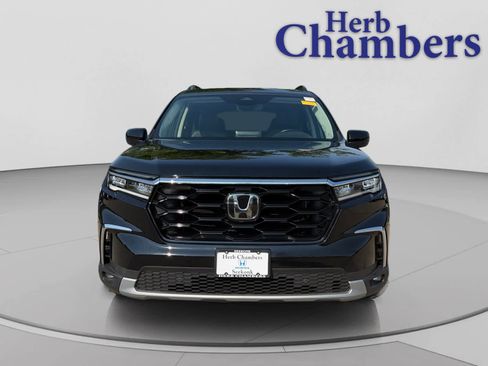 Used 2025 Honda Pilot Touring image 2