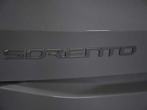 Used 2025 Kia Sorento S image 12