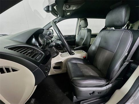 Used 2019 Dodge Grand Caravan SXT image 28