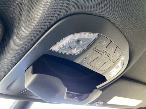 Used 2025 Chrysler Pacifica Select image 31